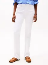 Pantalón jean blanco de corte bootcut y tiro medio, confeccionado en tejido denim elástico de algodón. Cuenta con cierre de cremallera con botón, cinco bolsillos, detalles distintivos de la marca y logo bordado en el bolsillo trasero.