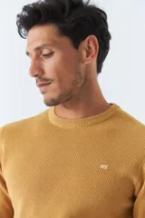 Sweater de punto color verde militar con cuello redondo y logo bordado en el pecho.