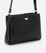 Bolso bandolera pequeño color negro, con textura acolchada en forma de rombos y logo triangular dorado en el frente.