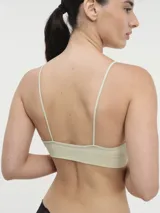 Bralette negro de punto acanalado con breteles finos regulables y escote en V.