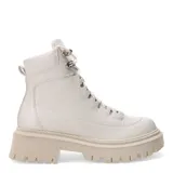 Bota borcego de diseño robusto en color crema con suela gruesa y detalles metálicos.