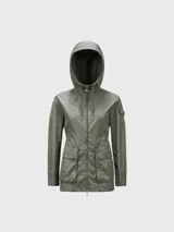 Campera verde militar con capucha, cierre frontal con cremallera, bolsillos con solapa y cordón ajustable en la cintura.