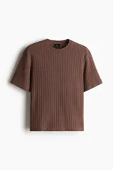 Remera marrón de punto calado suave, con cuello redondo y corte estándar.