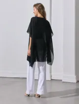Poncho negro de gasa con apliques de brillos, marca Jessica Mc Clintock.