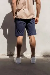 Bermuda negra lisa con bolsillos laterales y traseros.