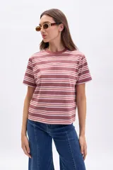 Remera de manga corta con cuello redondo, corte recto y estampado de rayas horizontales en tonos marrón/terracota, blanco y beige.