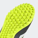 Championes de fútbol Adidas Copa Pure 3 Club para pasto sintético, color negro con detalles en amarillo neón y tres franjas blancas en el lateral. Poseen suela de caucho con tacos bajos.