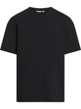 Remera negra de corte holgado con cuello redondo y logo de Calvin Klein en relieve en el pecho.