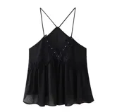 Blusa negra con breteles finos, escote en V y detalle de encaje floral con pequeñas perlas en el frente.