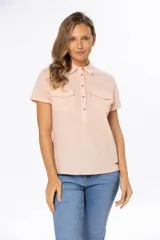 Camisa color salmón de lino, de corte clásico, con cuello camisero, manga corta, cierre frontal con botones y dos bolsillos de parche en el pecho.