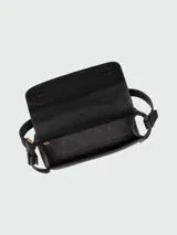 Bandolera negra de cuero con correa ajustable, solapa con cierre magnético y logo grabado en el frente.