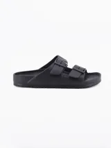 Sandalias negras con doble tira y hebillas ajustables.