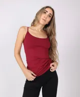 Musculosa de microfibra color borgoña, con breteles finos y corte ajustado al cuerpo.