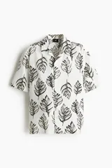 Camisa de manga corta con estampado de hojas en blanco y negro.