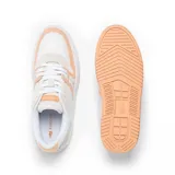 Championes urbanos Lacoste modelo L001 Leather Logo, color blanco con detalles en color durazno y gamuza color crema. Presentan el logo de la marca bordado en el lateral.