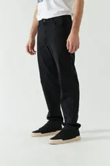 Pantalón de jean celeste de corte recto, con cintura regular y tiro medio. Presenta un pequeño agujero en la rodilla derecha y logo bordado en el bolsillo delantero. Confeccionado en algodón con spandex.