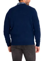 Sweater azul marino de lana con cuello en V.