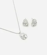 Conjunto de collar y caravanas plateado con incrustaciones de piedras zirconia. El collar tiene una cadena fina y cierre de trancadero. Las caravanas tienen cierre de tornillo.