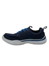 Zapatillas urbanas marca Hush Puppies modelo Alfie Lace, color azul marino con cordones celestes y suela blanca. Fabricadas con tela reciclada y tecnología Smart Foam Tech para mayor comodidad.
