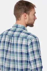 Camisa celeste y azul a cuadros, de lino y algodón, con mangas 3/4 y corte clásico.