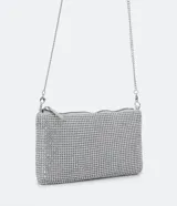 Bolso bandolera plateado con detalles de strass, correa de cadena y cierre de cremallera.