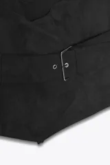 Mono corto negro con cuello alto y sin mangas. La parte inferior simula una falda cruzada con cinturón y hebilla metálica. Cierre trasero con cremallera oculta.