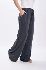 Pantalón casual ancho de modal gris oscuro con elástico en la cintura y bolsillos laterales.