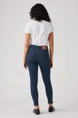 Pantalón de jean azul oscuro, corte skinny y tiro alto.