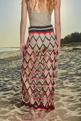 Falda larga de crochet con patrón de rombos en colores rojo, blanco y negro.