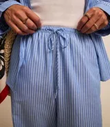 Pantalón de tricolina con estampado de rayas verticales, corte wide leg, elástico y lazo en la cintura.