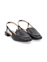 Zapato de cuero charol con punta cerrada semi-cuadrada y talón abierto, diseñado para la media estación.