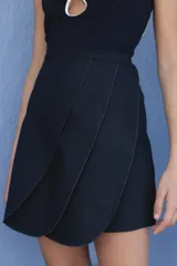 Minifalda marrón con corte tulipán y costuras a contraste.