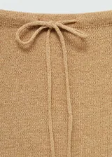 Falda midi color beige de tejido de punto grueso con forro interior y cintura elástica con lazo.
