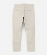 Pantalón de vestir marrón, de corte skinny, con bolsillos laterales y traseros. Se ajusta a la cintura con cinturón de cuero marrón.