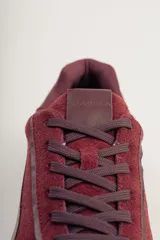 Championes deportivos Champion modelo Sari, color bordó con detalles en cuero.