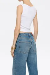 Top corto blanco de algodón con logo de la marca Bimba y Lola estampado en el frente.