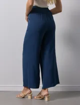 Pantalón de pierna ancha color azul marino, con pretina ancha elastizada.