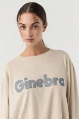 Remera color crema de jersey de algodón, de calce oversize, con escote a la base y manga larga. Lleva un proceso de teñido y lavado en prenda que varía en cada una. Presenta una estampa posicional con efecto perlé en el frente.