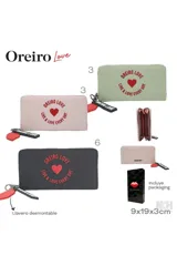 Billetera con cierre de cremallera color rosa pálido con estampado de la marca Las Oreiro en rojo y llavero colgante.