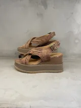 Sandalias de cuero color marrón con plataforma y tiras cruzadas.