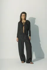 Blusa marrón con textura rayada, de mangas largas y escote en V con lazo ajustable.