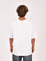 Remera negra de manga corta, con cuello redondo y calce amplio u oversize.