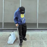 Canguro oversize azul oscuro de algodón, con capucha y bolsillo tipo canguro. Estampado frontal amarillo con un sol estilizado y la palabra "LOOKMOM".