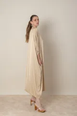 Vestido italiano tipo túnica de satén negro liso, de calce holgado.