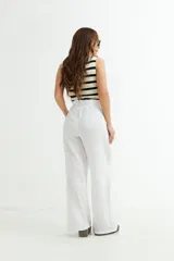 Pantalón ancho de gasa negra, tiro alto con elástico fruncido y cordón ajustable en la cintura.