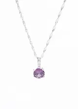 Collar con cadena de plata 925 de eslabones tipo torsada, con un dije colgante que presenta una piedra central de zirconia facetada de color violeta, engastada en una montura con detalles de piedras pequeñas a lo largo del soporte.