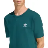 Remera de hombre Adidas Essentials, color verde oscuro, con tejido texturizado tipo gofre o waffle. Presenta cuello redondo con costura en forma de V invertida (mock stitch) y el logo del trébol (Trefoil) bordado en blanco en el pecho.