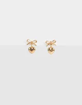 Aros pasantes dorados con cabezal de moño y corazón colgante.