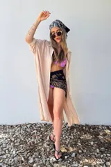 Camisero beige de manga larga.