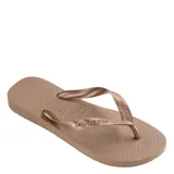 Sandalias Havaianas modelo Top, color marrón café, con suela texturizada y tiras con diseño en relieve.